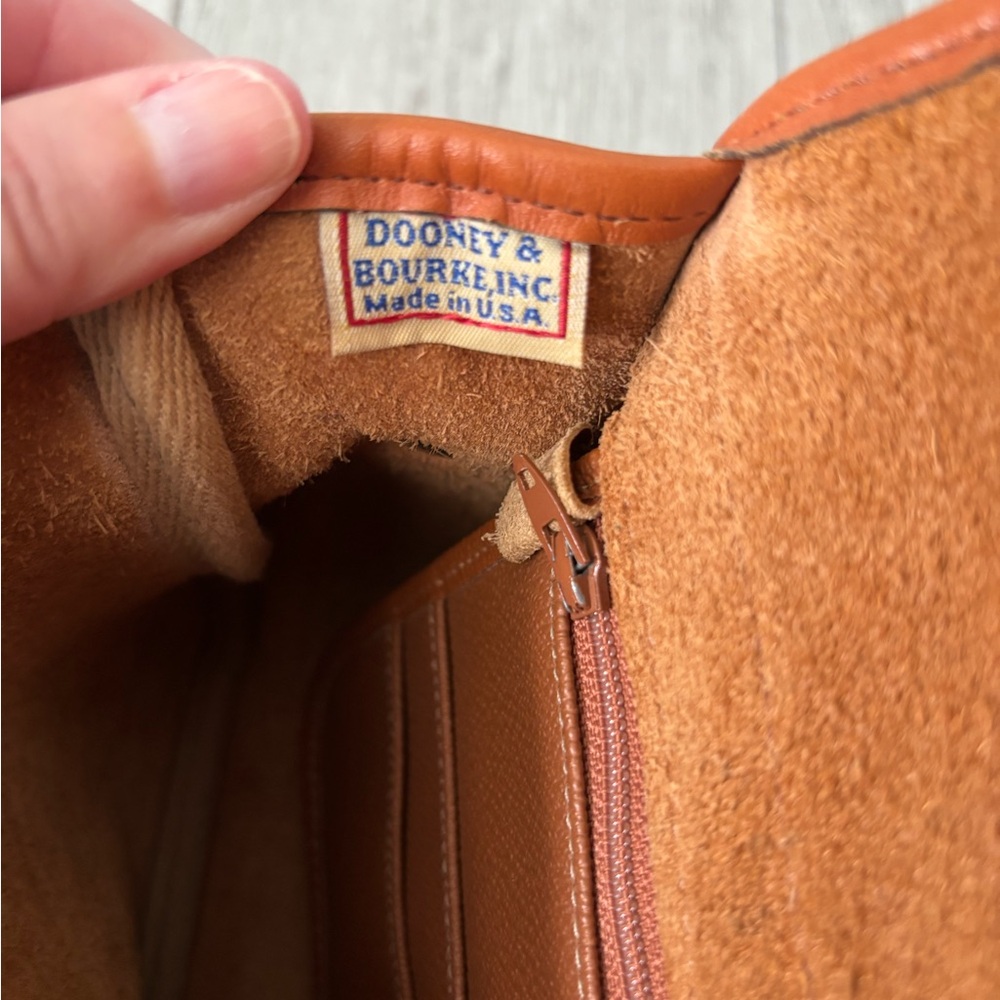 Dooney & Bourke bag - vintage in beautiful cognac leather. EUC. - Picture 10 of 14